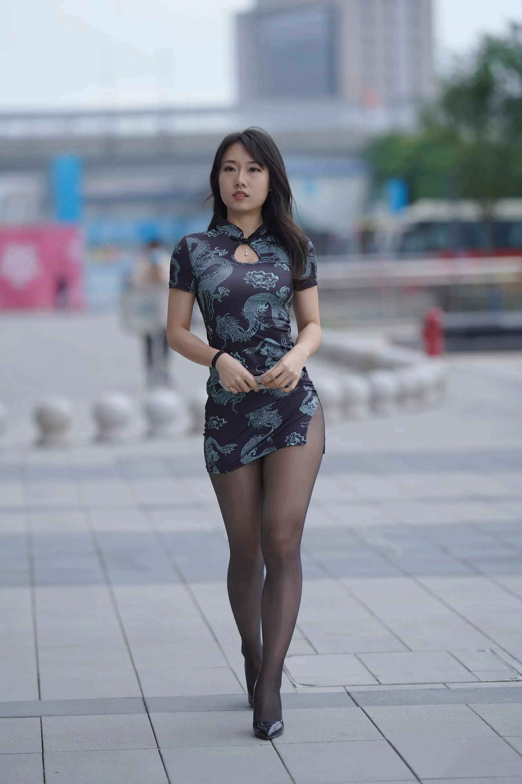 [魔镜街拍] NO.106 性感的黑丝改良旗袍少妇 [382P]插图4